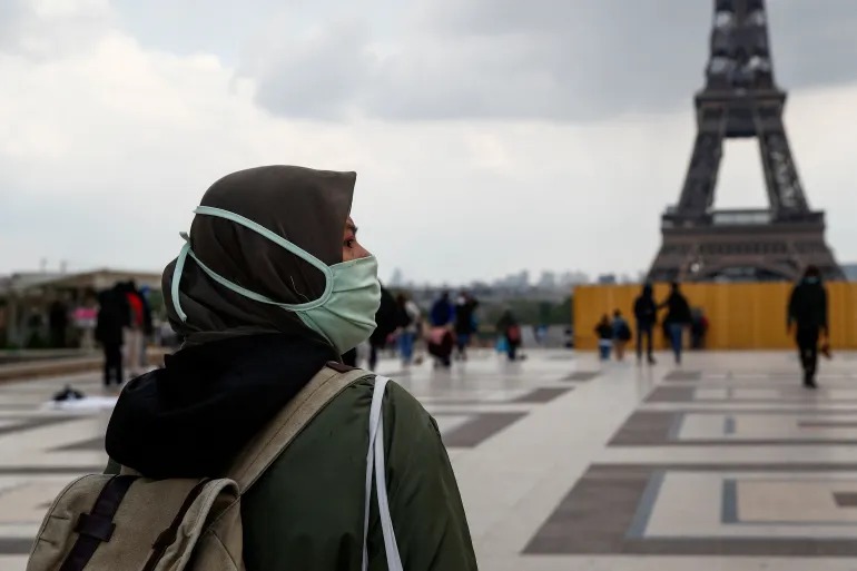 احتجاجات طلاب ثانوية فرنسية بسبب معاقبة طالبة مسلمة بسبب ارتدائها العباءة